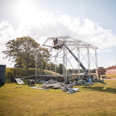 stagehands bygger scen vid eventproduktion