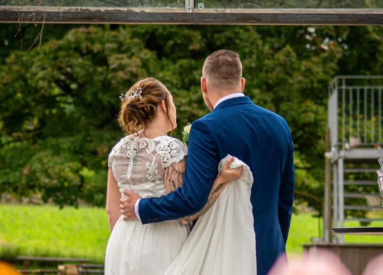 brudpar på bröllopsfest