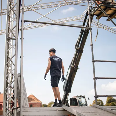 Stagehand från TNFT som går på en scen i nordvästra skåne