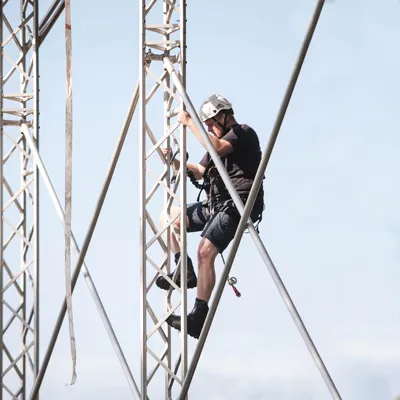 climber som klättrar i tross på scen