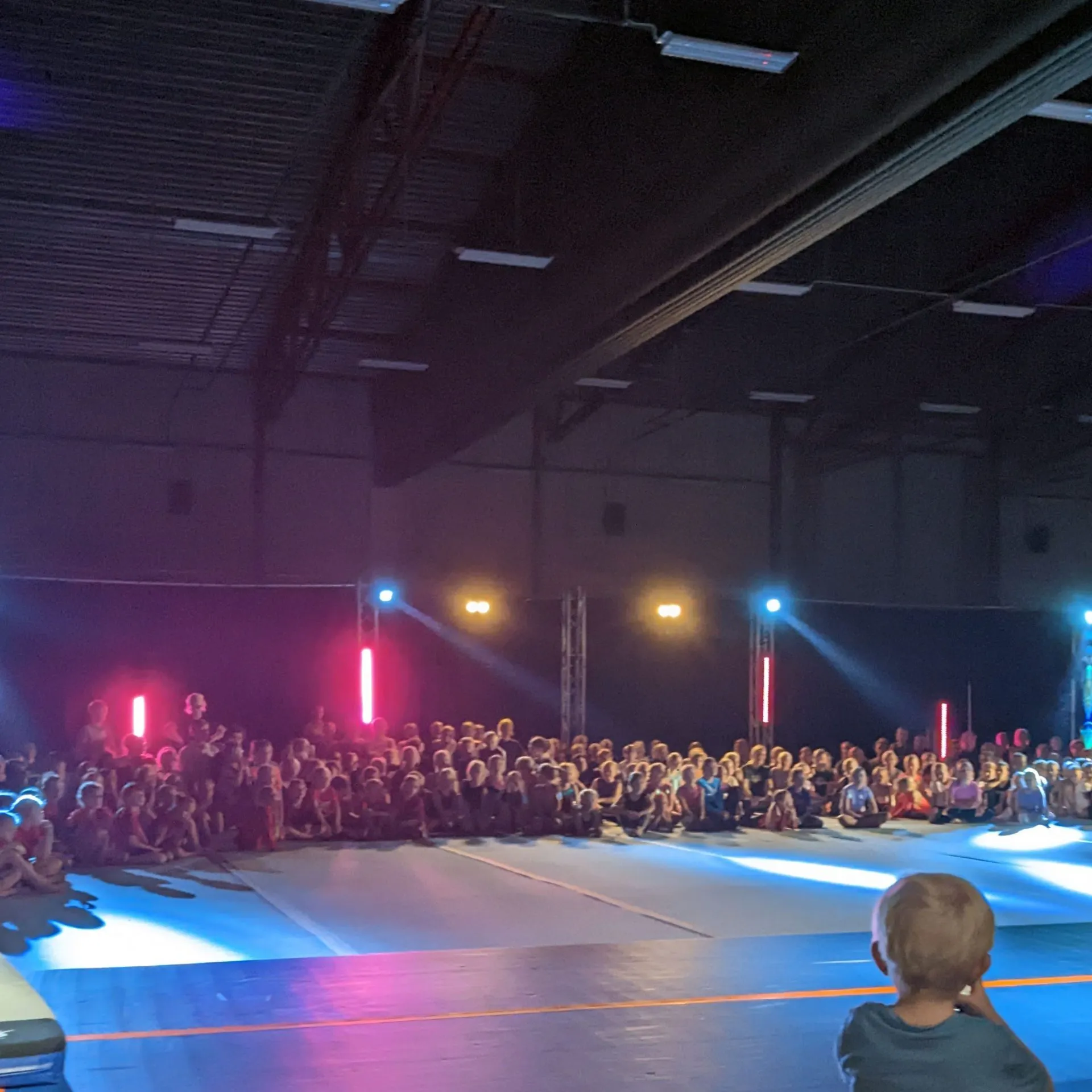 event för gymnaster med ljud och ljus samt tross