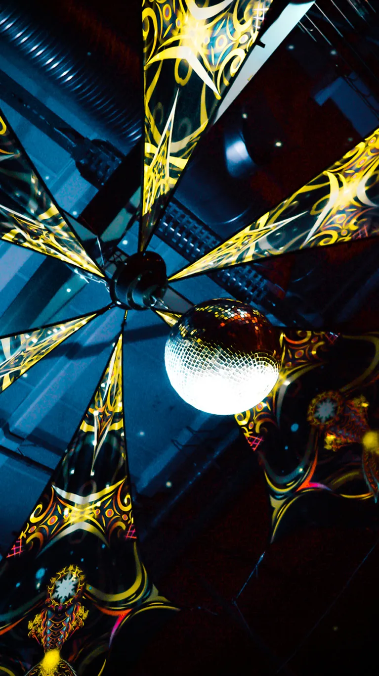 Discokula och takdekor upplyst av hyrd utrustning