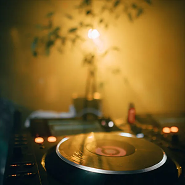 DJ-utrustning och stämningsljus vid event i Helsingborg