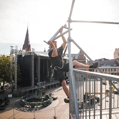 Stagehand och teknisk personal som riggar scen och ljudutrustning