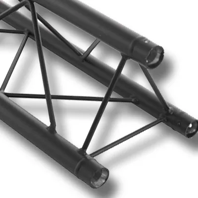 tross med upphängt ljus på bröllop